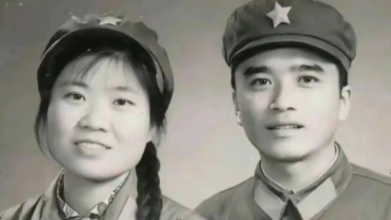 1972年的陕北榆林，深秋的河水已经透着刺骨的寒意。北京知青李文忠探亲返程，沿着河边小路往下河湾村赶，谁也没想到，一次偶然路过，竟改写了两个人的一生。
“有人掉河里了！”

1972年深秋，北京知青李文忠探亲回来，正背着行李往陕北榆林下河湾村赶。听见喊声，他扔下包袱，朝河边跑去。

水面上，一个姑娘