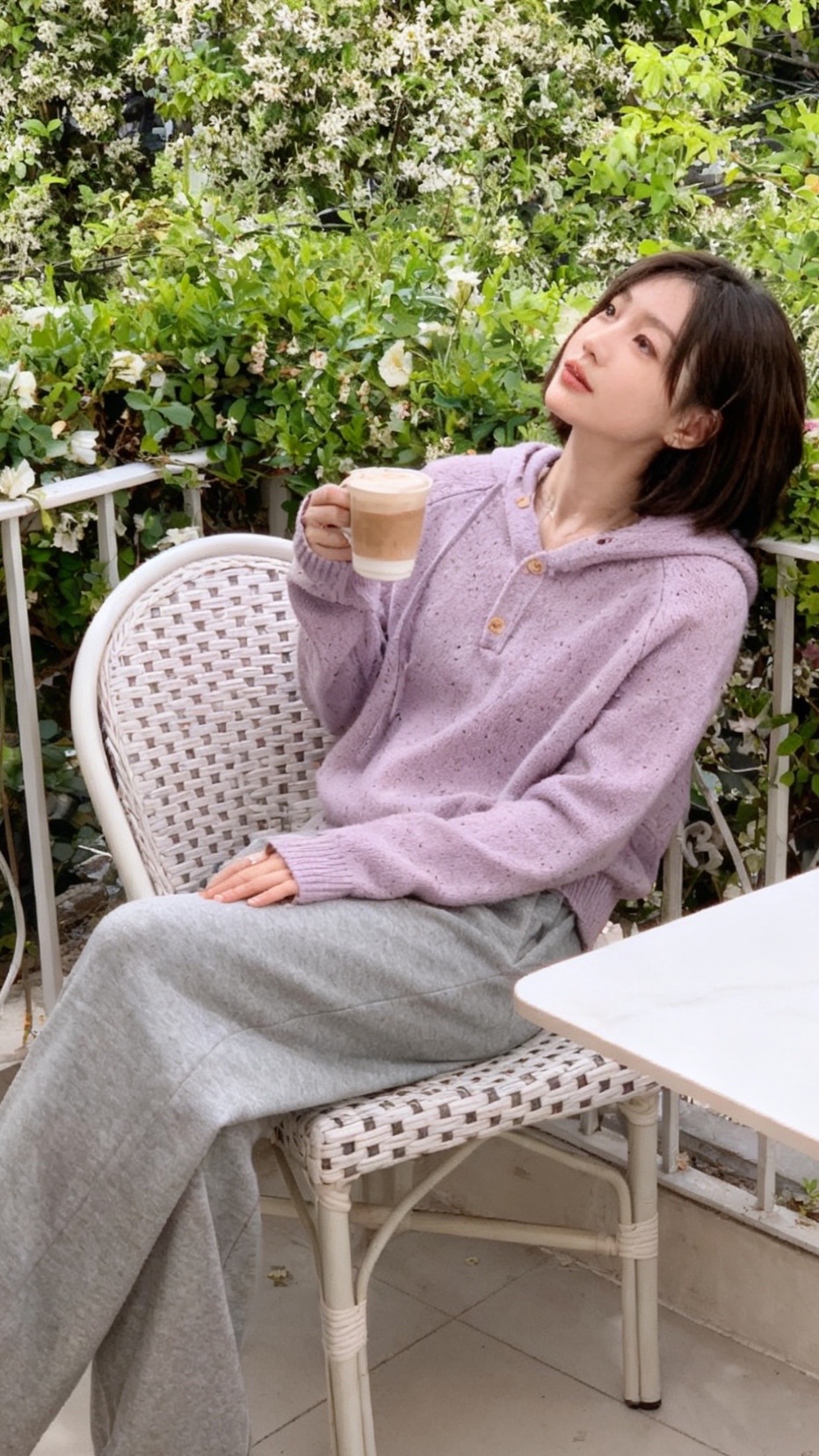 这套真的好韩系啊，上身妥妥的温柔小姐姐。它是一个紫色的连帽毛衣加一条灰...