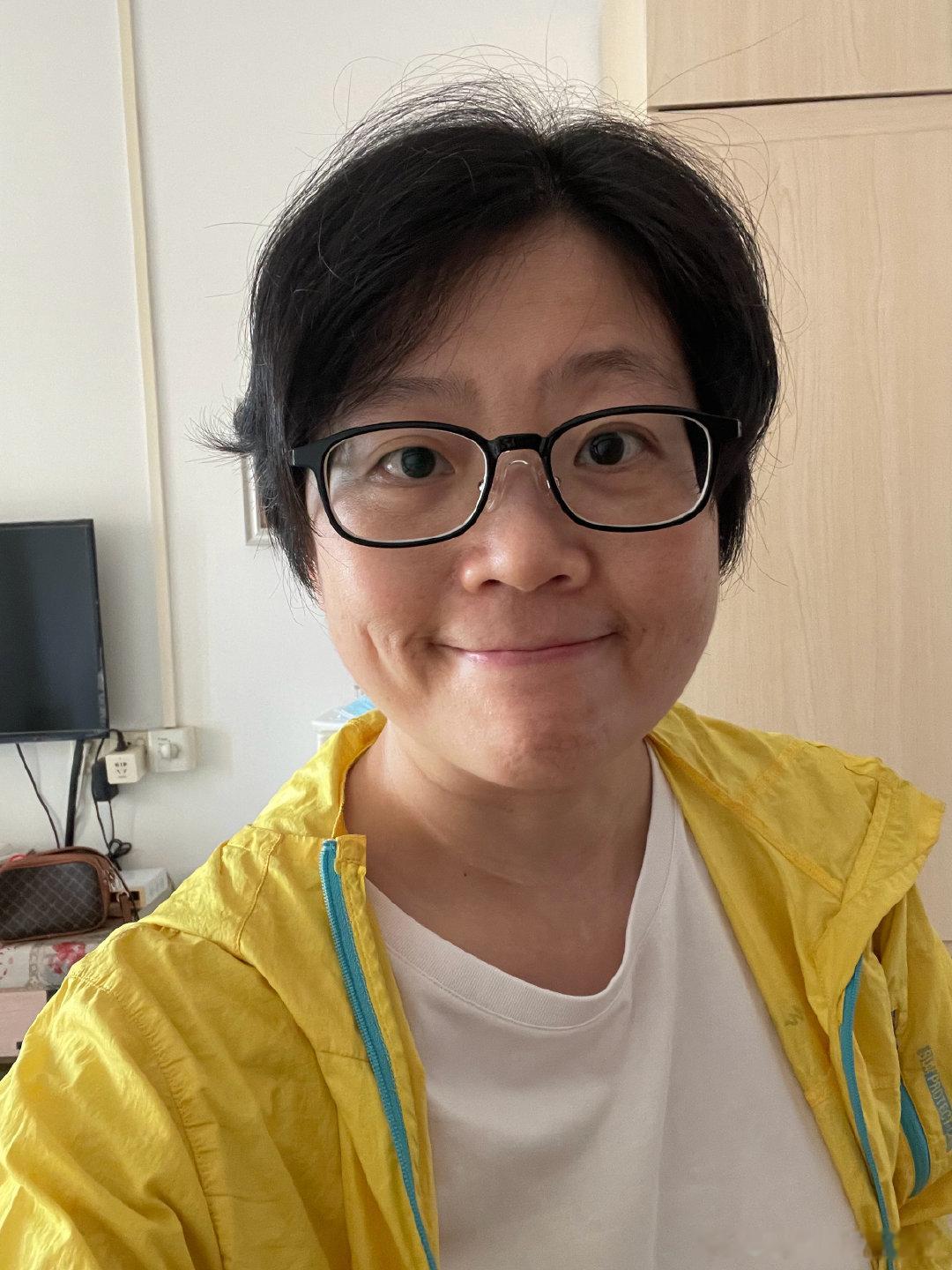 原计划休息回院学习，后改成陪俩宝饮茶，慢病长者的抑郁发病率越来越高，子女的陪伴是非常重要。换上新眼镜🤓AI提供更优质的情绪价值[哈哈][哈哈][哈哈]。不能坐以待毙，得要主动出击[思考]家庭、工作、学习怎样平衡到？ ​