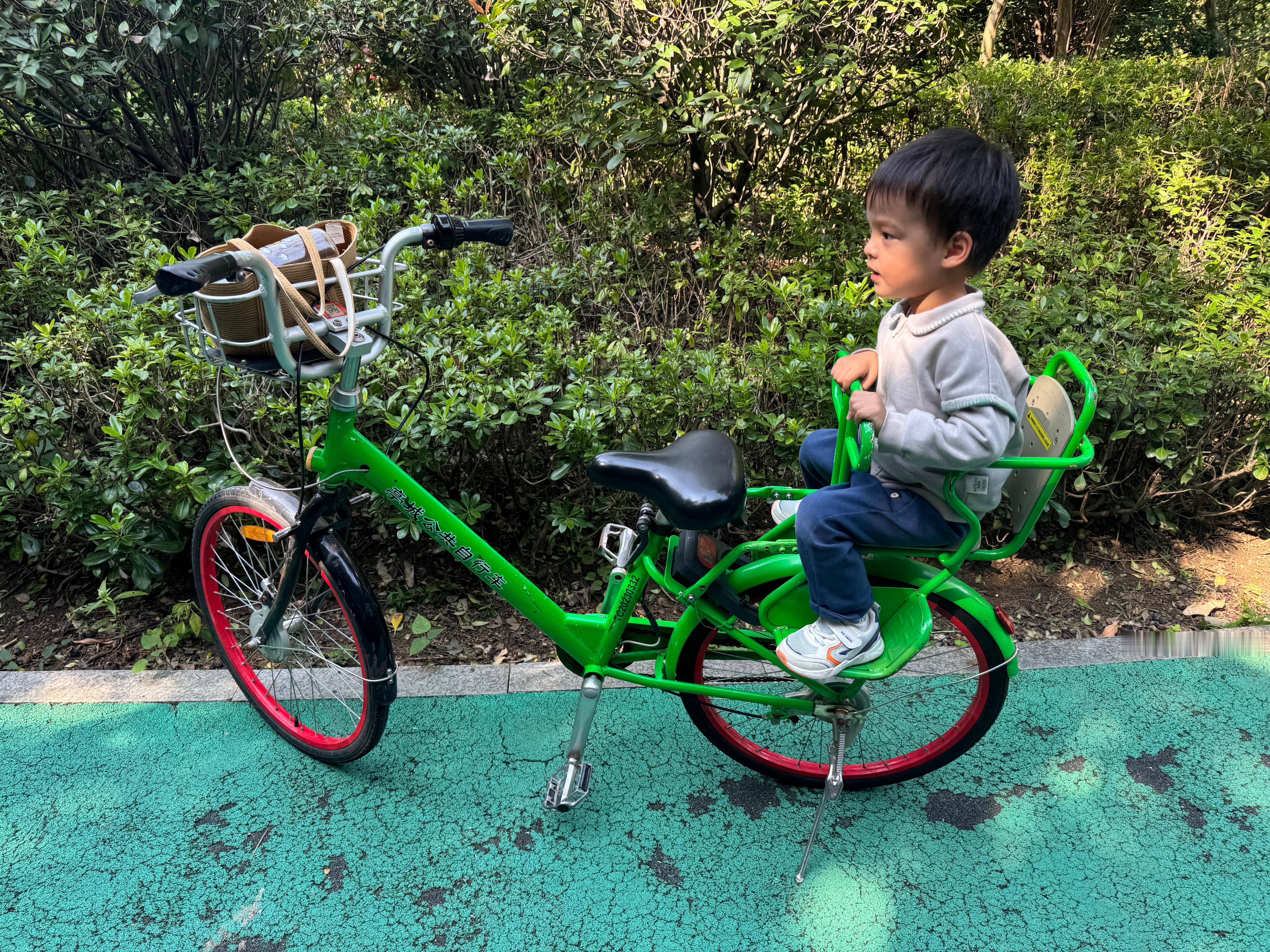 第一次看见带宝宝椅的共享单车，当即把遛娃车送回家改骑车遛崽子，吭哧吭哧跟着导航骑到了曾经生活过的地方，除了仅存的加油站其他皆是陌生景象，物是人非啊[苦涩]

一路骑骑停停居然耗时一个多小时，到家后只觉得双腿打颤[允悲]

突然觉得骑车遛娃是个不错的方式，考虑入手一台自行车…但是又好很费妈 ​