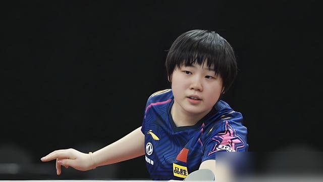 国乒这十个姓氏，听着像武侠小说，其实全国加起来没几个人。
就拿“蒯”来说，全中国不到五万人，放14亿人里就是一滴水。结果22岁的蒯曼，刚在名古屋亚运会连砍女团、混双、女双三金，转头又要在塔什干亚锦赛当女队核心。
“向”姓稍多点，也就百来万，向鹏这回直接顶到男单主力位。林诗栋、梁靖崑一退，他和温瑞