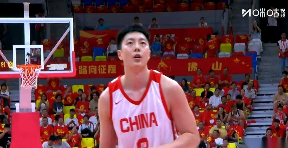 看懂胡明轩传给王俊杰的那个球，你就能看透男篮集训队里最真实的生存底色。
为什么球到了胡明轩手里，他能轻巧地分出去，而到了廖三宁、庞峥麟这些面孔手里，往往就变成了低着头、抱着球往人墙里死撞？
不是谁眼神不好，而是手里攥着的筹码完全不一样。
胡明轩是谁？国家队的铁打常客，队长袖标都戴过。在国际赛场上挨过
