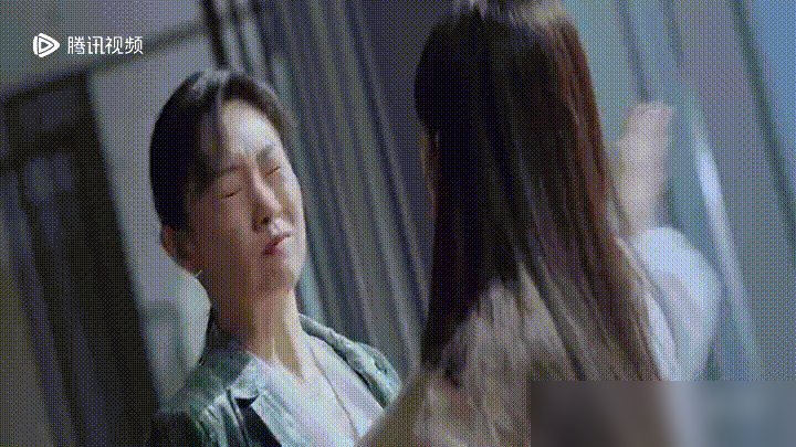 这男的把两任老婆当提款机，还勾结保姆吃绝户，结果被反杀了。
《美人余》里狄立人装得人模狗样，背地里转移余家财产，算计完前妻卢蕙，转头又坑现任余梦。以为天衣无缝，结果卢蕙先看透了他，直接找上余梦联手。
两个女人不吵不闹，一个拿证据，一个设套，把狄立人架在火上烤。最狠的是，她们没急着撕破脸，而是让他