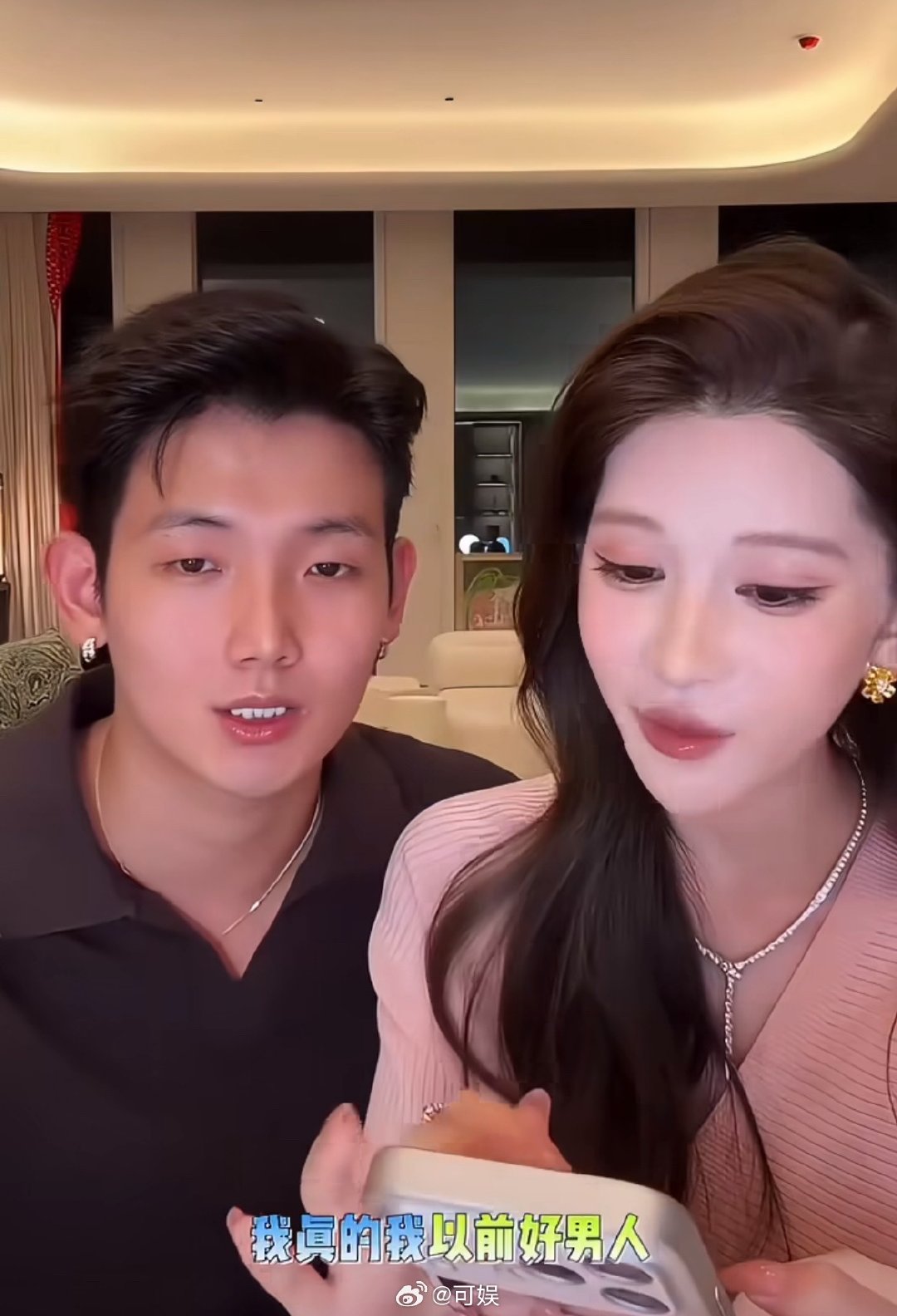 #梅尼耶被妻子整容前的照片吓到了#
梅尼耶医生看到妻子整容前照片的反应，堪称“医学奇迹”瞬间失效！大概连他这耳鼻喉专家都被吓得耳鸣发作、眩晕倒地。这哪是吓到，简直是灵魂出窍！看来再专业的医生，也扛不住亲老婆的“换头”冲击波，家庭地位瞬间清零。 ​