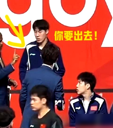 3：0横扫，温瑞博刚想给林诗栋喊一嗓子，直接被工作人员从替补席请走了。
半决赛第三盘，他3：1拿下郭冠宏，第一次站上亚运会淘汰赛就锁定胜局。林诗栋也3：0找回状态，赛前他说摆低姿态，一分一分拼，赛后夸团队团结。
结果下一场，温瑞博在替补席想给队友加个油，人还没坐热就被清场。
这俩人2023年一