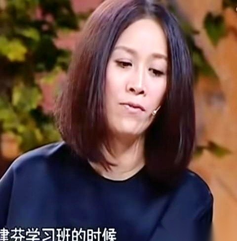 提到当年的那档《花儿与少年》，毛阿敏的额头上几乎被外界焊死了一个标签：心眼多、城府深。
但这几天翻出的一段旧采访，却硬生生砸碎了这个滤镜。因为给毛阿敏盖戳站台的，是娱乐圈里出了名说话不过脑子、随时准备掀桌子的“直肠子”——那英。
一段娱乐圈旧闻里，毛阿敏面对镜头，把那英的老底兜了个干净。
她没有说套