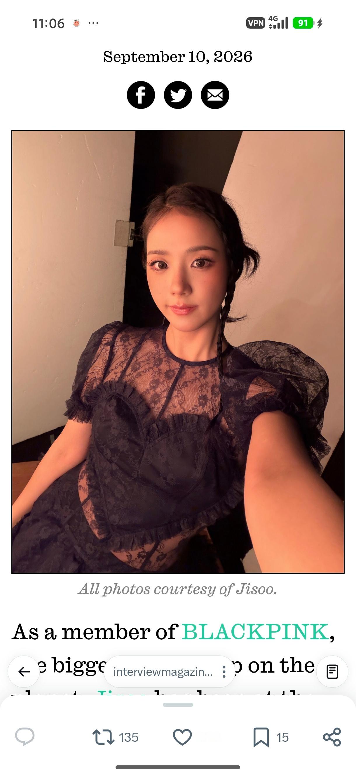 2026/09/10  #金智秀click# 专辑采访相关一则

《Interview Magazine》专访节选

智秀谈到《CLICK》：想展现大家不曾见过的自己，MV的暗黑视觉是刻意尝试，享受这种带点诡异又俏皮的反差；CLICK小熊代表人与人之间一拍即合、相互吸引的瞬间。
 
谈及演员之路：演戏教会自己接纳情绪，也反哺了音乐表达 ​
