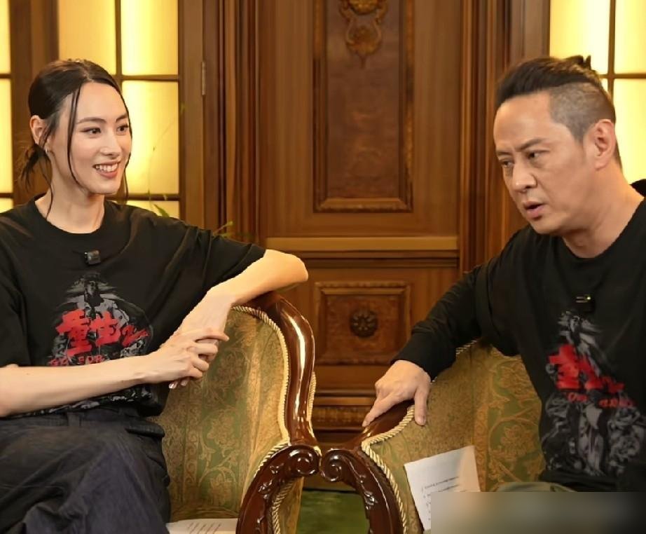 段坤居然拍吻戏手抖到NG十几次，你敢信？
《扫毒》里那个砸酒杯的疯子，演了三十年狠角色，这回在《重生2》里跟梁洛施搞对象，直接破功。片场手都不知道往哪儿放，拍一条废一条。
关键这俩人现实里就是一对。今年六月上影节红毯还十指相扣，这回国庆路演又黏在一起跑全国。
结果真到镜头前亲自己女朋友，反而怂