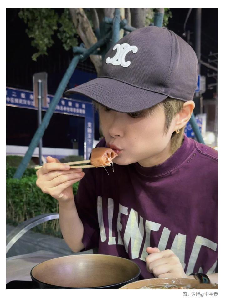 【#武汉最受明星欢迎的菜#  居然是TA？！】最近，一大波明星来武汉出差，带出了不少美食安利。#来武汉吃楚菜#

田曦薇发微博po豆皮，李维嘉火速赶来评论区响应：“哇塞，我也好爱武汉豆皮呀！”；
任重下飞机直奔熊太婆水饺，水饺配金包银，沉浸式爽吃；
武汉的藕汤更是连着圈了三个明星粉，黄子弘凡、 ​
