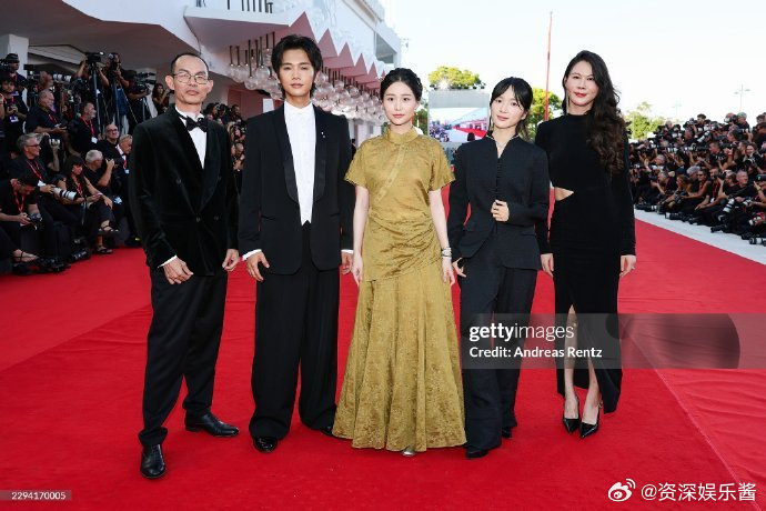 #李思潼王晓慧王彦桐红毯生图# 《给阿嬷的情书》导演蓝鸿春等亮相威尼斯电影节《地堡》首映红毯，#南枝淑柔木生一起走红毯了#！[期待] ​#娱乐[超话]# ​