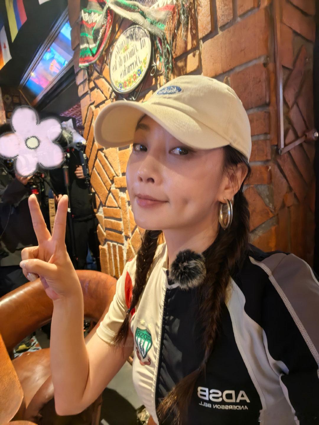 #殷桃跳水声音比胆子大##花少第一期你怎么看##花儿与少年#殷桃站上跳台那一刻，氛围感瞬间变化，一边给自己心理建设，一边尖叫预警。动作看着还算舒展，但一听声音就知道内心有多忐忑，真实感爆棚。 ​