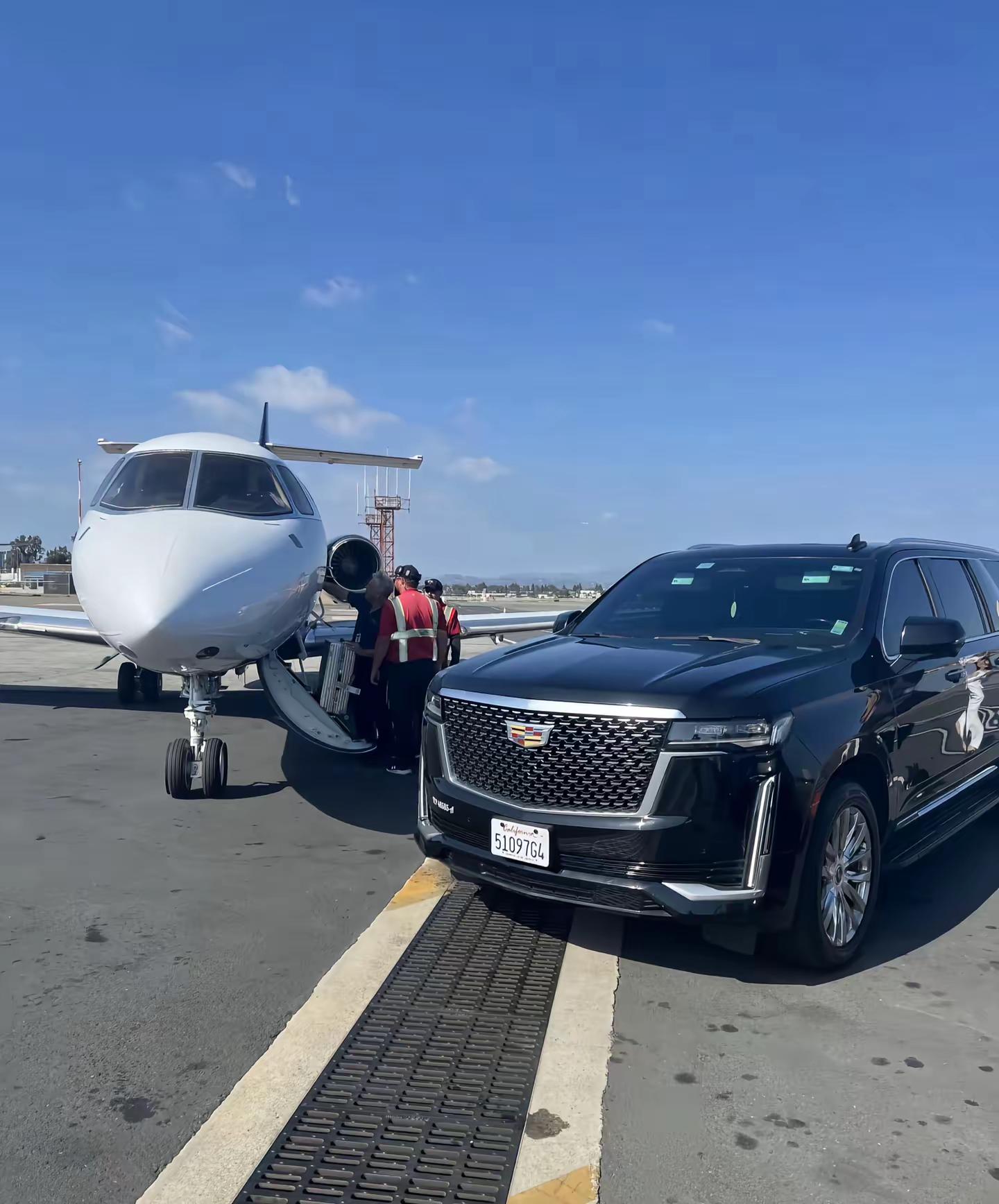 凯迪拉克凯雷德ESCALADE ESV.• 发动机：6.2L V8自然吸气• 最大功率：420马力，峰值扭矩623N·m• 变速箱：10AT，全时四驱• 0‑100km/h：6.5s；极速180km/h• 特点：机场停机坪场景，一旁是私人公务机；豪华版中网，加长ESV超长车身，美系顶级全尺寸SUV，