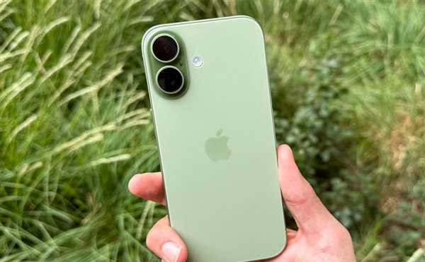 【曝iPhone17涨价倒计时】8月19日，博主定焦数码透露，iPhone 17很快将迎来价格上调，建议大家做好手机全线涨价的准备，有购机需求的话尽早入手。

据产业链消息，618之后苹果已砍掉约15%的产能预期，7月底部分产线的产能削减幅度更是达到30%。此轮涨价与减产的核心原因，在于存储芯片的供