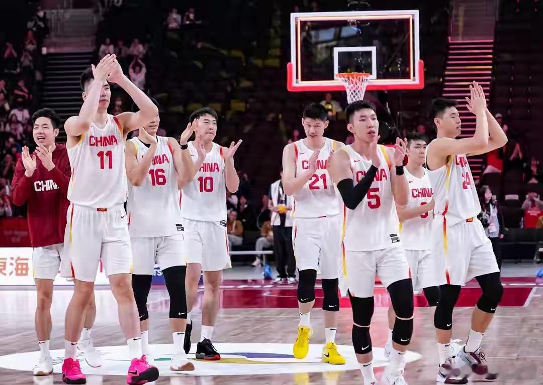 北京时间9月18日，中国男篮在今晚迎来亚运会半决赛，客场大战东道主日本男篮。虽然对手并非世预赛时期的完整主力阵容，但坐拥主场之利，又有快节奏转换和外线投射加持，中国男篮内线占优但绝对不能大意，只能赢不能输，一旦爆冷的话，冲击亚运金牌的梦想将直接落空！其实从淘汰赛开始，中国男篮每一场 ​