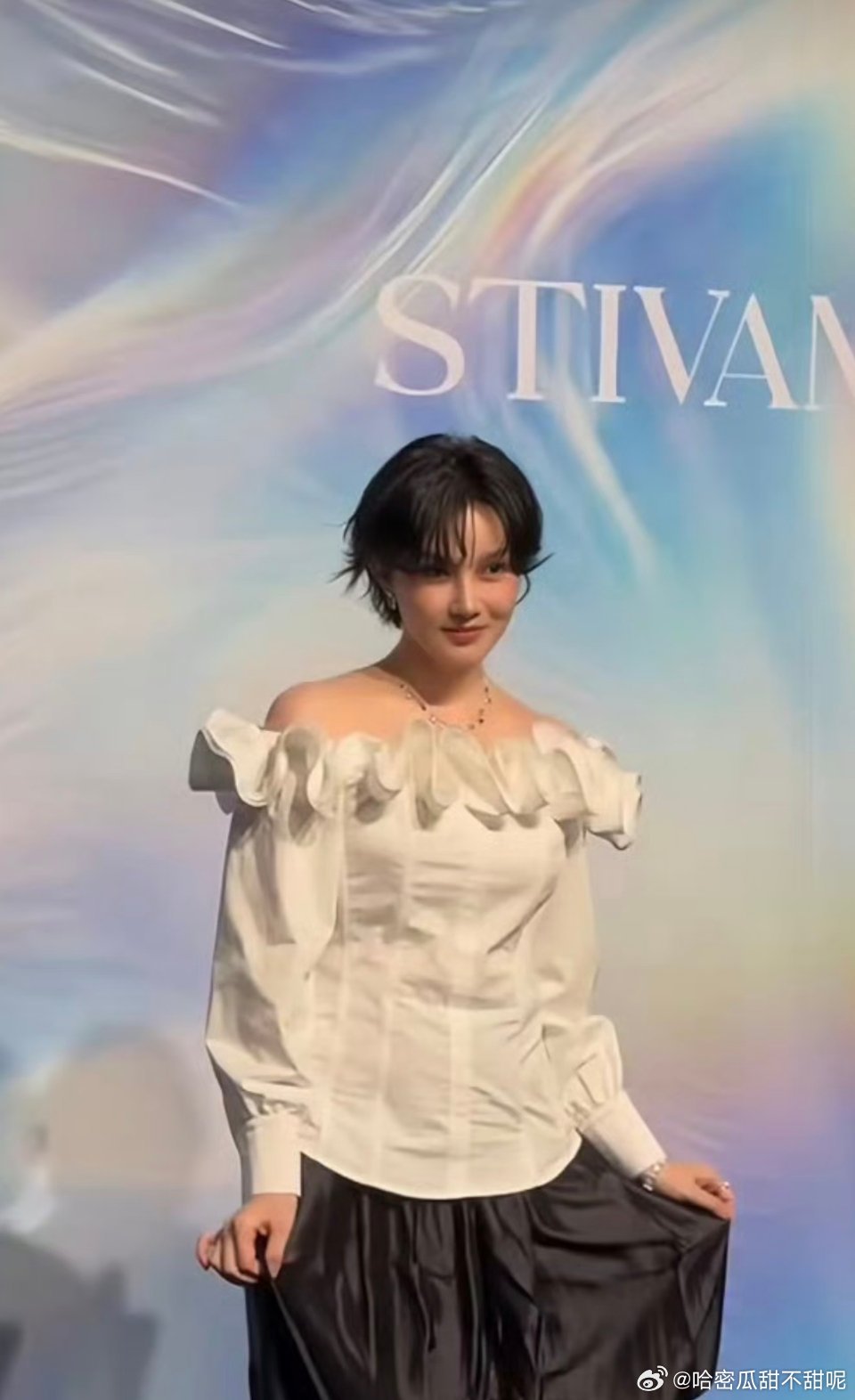 #陈小纭已不介意对自己外貌的评价#
美丽真的是要付出代价，自曝做过近十次整骨，这种苦也不是一般人能吃的。

不过现在面部饱满僵硬被指“馒化”，与昔日“迪士尼在逃公主”的灵动反差强烈。 ​