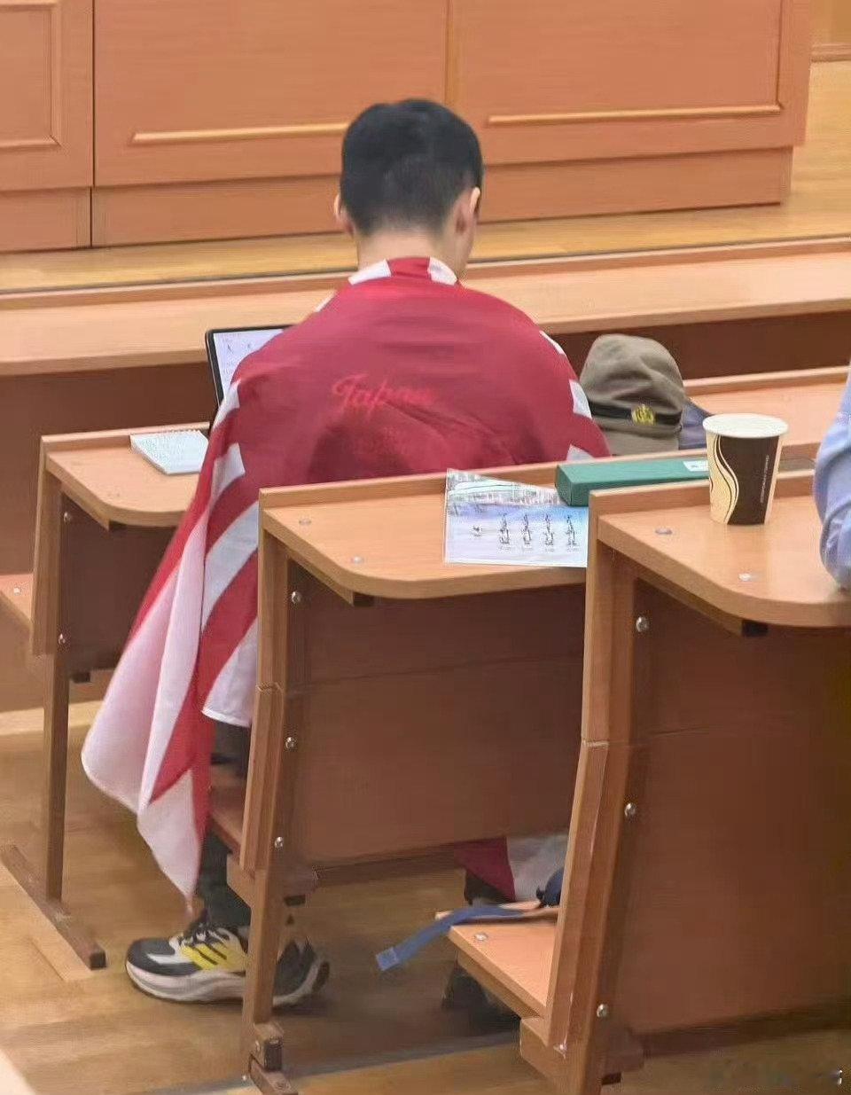 #中国留学生被指课堂披旭日旗#
 这货据说还是南京人 ，真是匪夷所思！如果道歉有用法律用来做什么！这货刻意侮辱挑衅应该重判！ ​