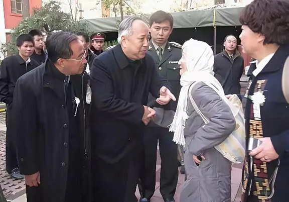 2009年10月，钱学森先生病逝后，91岁的李佩裹着披巾前来吊唁，钱学森之子钱永刚迎上前紧紧握住李老的手，表示内心的感谢。
-
李佩的丈夫郭永怀与钱学森相交多年，在美国留学时就是同门，后来一同放弃美国优渥的待遇和条件，毅然回国效力，不幸的是郭永怀于1968年因空难牺牲，李佩一直在中科院从事教学，与钱家一直保持着来往。#老照片