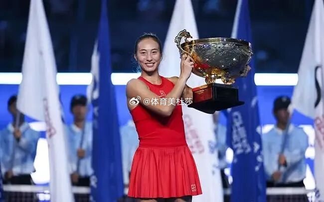 #郑钦文结束2026赛季#果断取舍！郑钦文因身体隐患提前结束2026赛季，带着中网冠军奔赴巴塞罗那冬训。好好养伤积蓄力量，期待新赛季绽放✨ ​