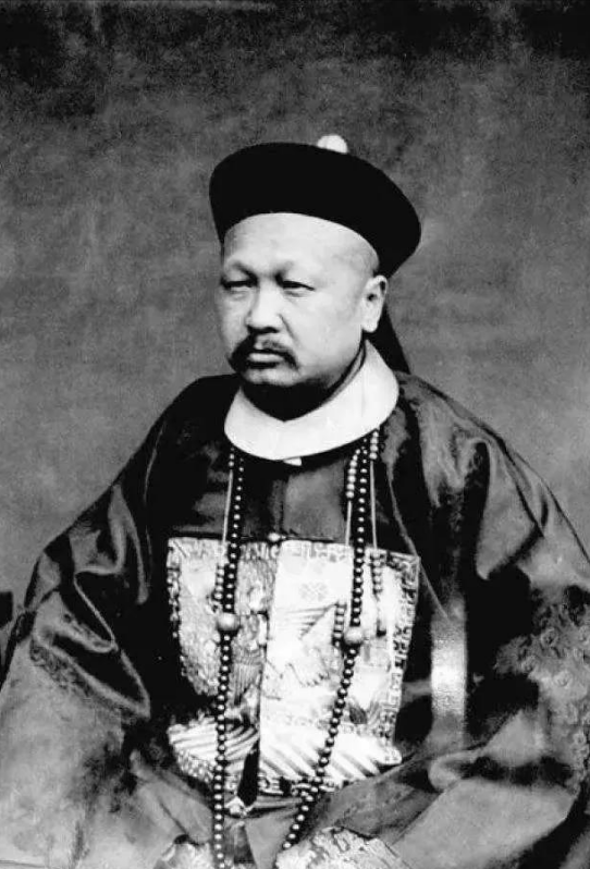 1901年，慈禧为了取悦洋人，命令军机处大臣赵舒翘自杀。上午八点，赵舒翘接连吃了
