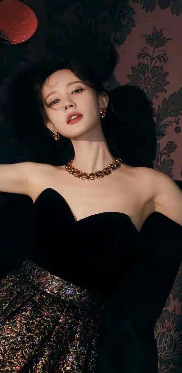 34岁李一桐穿黑丝绒裙戴金饰，鎏金裙摆一转身，网友：这复古名伶感是突然开窍了。 ​