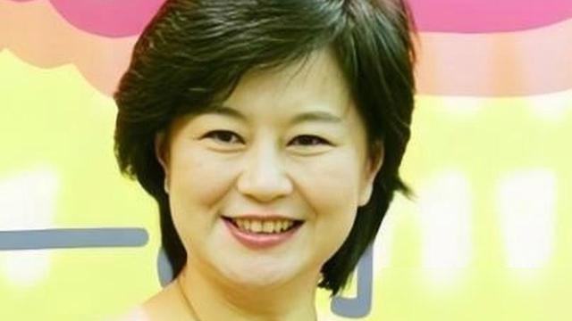 1999年离婚，前夫撂下一句话：孩子和钱，你只能带走一样。鞠萍没犹豫，抱着儿子走了，房子存款全没要。那时候没人知道她兜里到底剩几个钱。
84年她进央视，成了第一个专职少儿主持人。《七巧板》收视率干到23%，一年收6000多封观众来信，金话筒拿了三回。台前笑得越甜，回家账本越冷。
她就这么一边当“