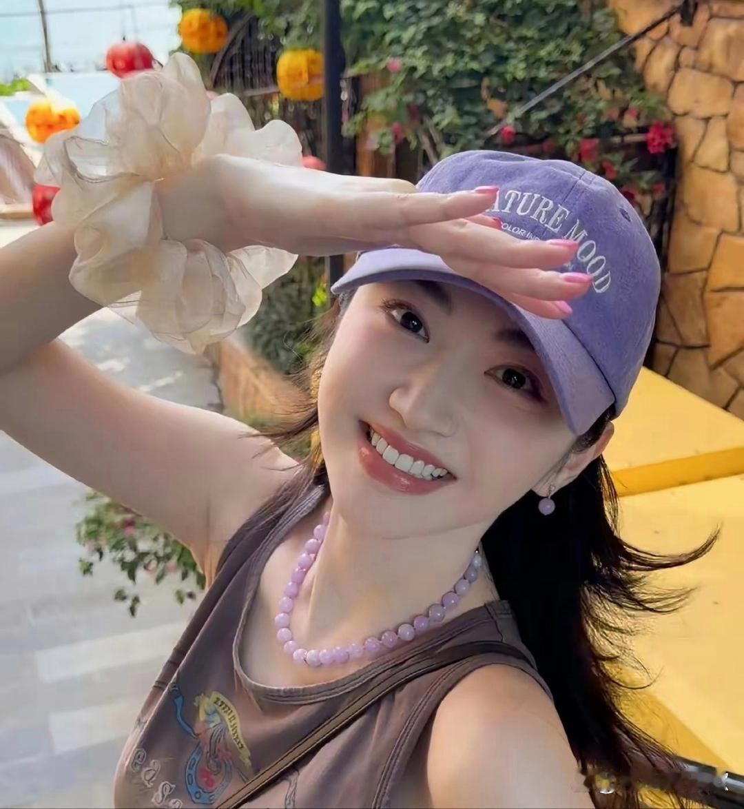 果然被我猜中了！

景甜不是舍不得那3000万，

查了一下才知道，原来景甜的日子是真的不好过。

名下原本关联的4家公司，现在只剩1家注册资本仅5万的影视工作室。

早在今年5月，上海豪宅降价抛售也无人问津，早前的代言风波让她损失惨重，还被限制三年不能承接商务合作。

《司藤》之后她迟迟没有爆款 ​