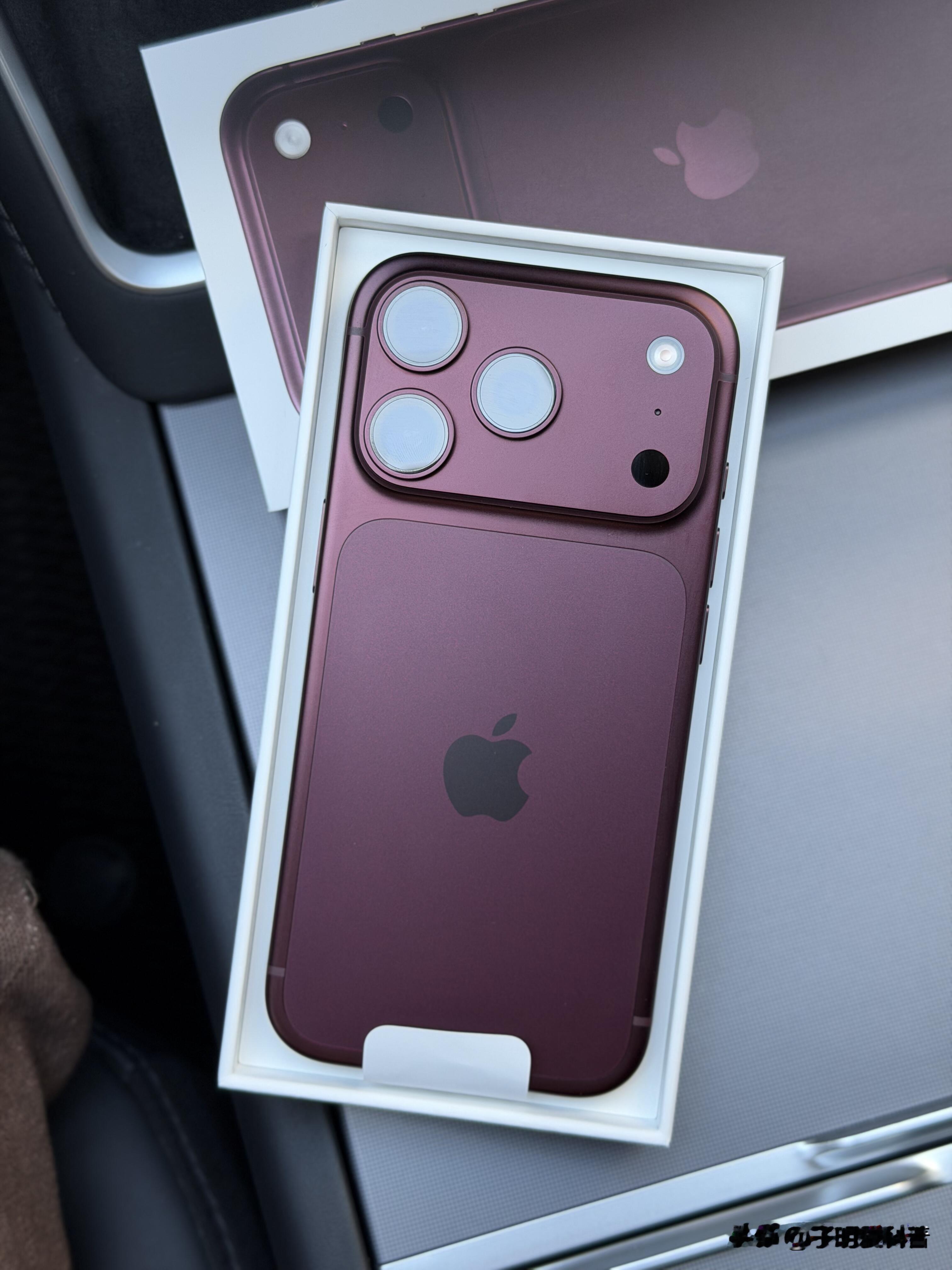iPhone 18 Pro用了半个月，说几句大实话

iPhone 18 Pro大概是近几年最“不苹果”的一代Pro——它没有在外观上大动干戈，却把力气全花在了你每天都要用的地方。国行9999元起，比上代贵了1000块。半个月用下来，我的判断很简单：如果你追求的是“每天都觉得顺手”，它是目前最值得买