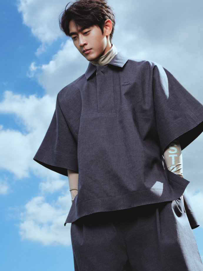 #LACOSTE上海广富林大秀##大秀直击#
LACOSTE的网球基因，落在不同艺人身上，有着各自的风格呈现：王一博以绿色运动套装展现他利落、鲜明的个人style；朱珠用深色上衣搭配卡其伞裙，将优雅气质与运动元素相融；王天辰的灰色套装简洁松弛，贴合品牌的休闲基调；周依然用印花上衣与长裙，传递成熟随性的时装态度；陈碧舸则以白色长外套呈现清爽、复古的少女气息。几组造型各有侧重，也让LACOSTE的运动美学展现出多元面向。