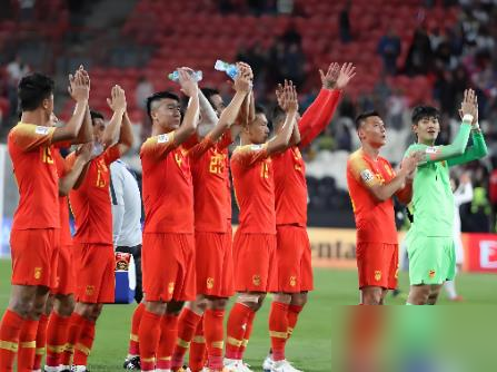 国足提前做出重要决定，表示不管亚运成绩如何，国足内部已不考虑征调亚运球员，这是东方体育日报》报道的消息。该媒体表示国足内部讨论来看，这个方案已不在考虑范围之内。
既然不抽调亚运班底，这期备战2027年亚洲杯的30人集训名单，只能靠新面孔来挑大梁了。9月12日集训正式开练，门将位置成了最大的看点。这