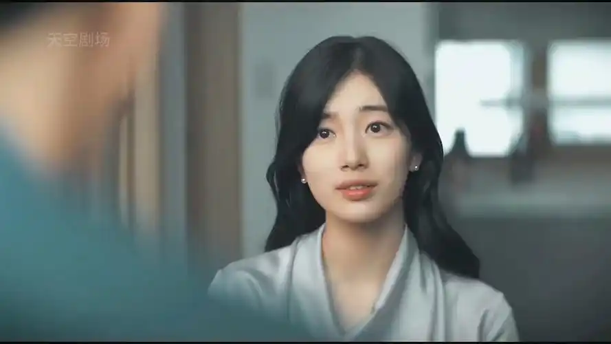 如果有一天变得很有钱，你会怎么穿？
 
韩剧《安娜》里秀智饰演的底层女工李诱墨靠着伪造的履历一路进入上流社会，最终成为首尔市长夫人。
 
整部剧最亮眼的除了裴秀智的表演，还有剧组为她打造的150套名媛千金战袍。
 
这套造型体系硬是把一个底层女工包装成了滴水不漏的首尔上流名媛。
 
第一阶段，仍在打