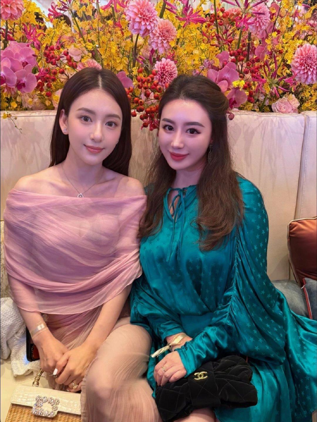 39岁方媛参加奚梦瑶何猷君的婚礼，身着裸粉一字肩纱质长裙，时尚而优雅，棕直长发披肩，皮肤白皙又紧致，整个人看起来好美！