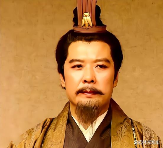 各位老铁，今天咱们聊个狠人——刘备。

说起刘备，很多人第一反应就是：爱哭、假仁假义、动不动摔孩子。

但你细品，一个织席贩履的穷小子，最后三分天下有其一，靠的到底是什么？

答案就俩字：人设。

而且这个人设，他维持了一辈子，装到了死。

第一，他装“仁义”，装到敌人都不好意思杀他。

你看三国里