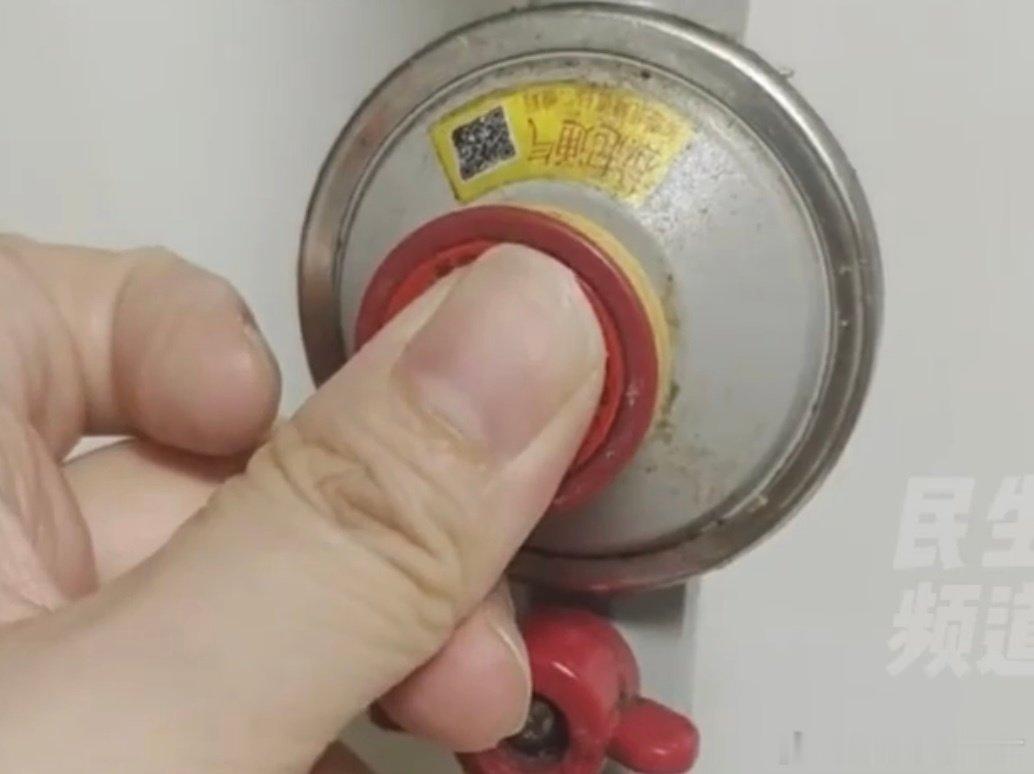 今日分享：燃气自闭阀讲解～
燃气自闭阀通常是打开的，吸进去的话就说明是漏气了，不能使用。
建议使用完之后，也可以手动操作吸进去，这样更安全～
碰到没有人为操作吸进去的情况，检查两个方面：
一是检查燃气表的电池看有没有电，
再有就是燃气有没有欠费要及时的充天然气。
如果再找不到原因，一定要找专业的人士来看喽～#101个家电灵感##我的家电态度##家电鉴宝大会#