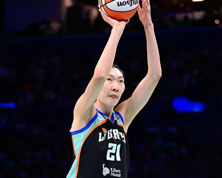 5分32秒，2分2板，这就是韩旭在WNBA半决赛生死战拿出的全部数据。
自由人被横扫出局，0比3，一点脾气没有。但韩旭说，她没缺席任何一场比赛。从训练营到半决赛，整整半年，国家队放人，俱乐部接纳，她全程在场。
季后赛5场，场均8.2分钟，3.2分1.4板0.8帽。数据不炸，但她最狠的是防守端，教