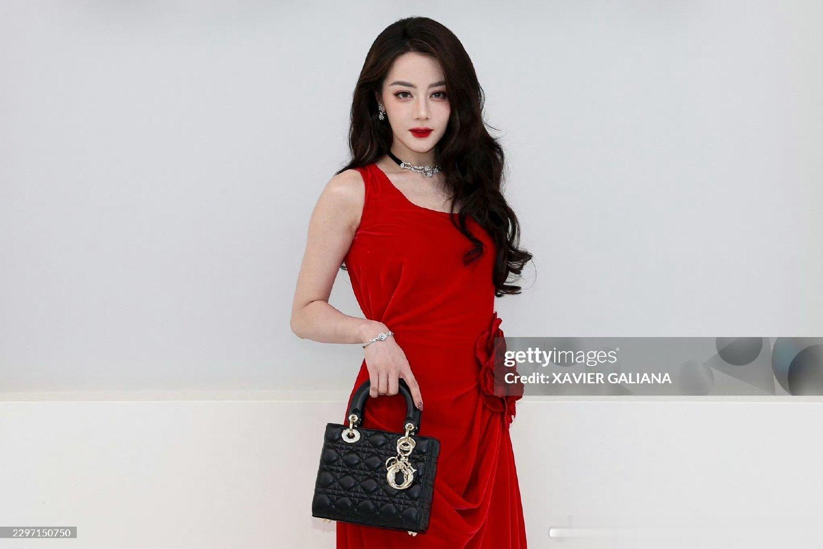 #迪丽热巴[超话]##迪丽热巴安旎#dlrb#迪丽热巴公诉#

"你是我心间那朵永不枯萎的玫瑰" 

​