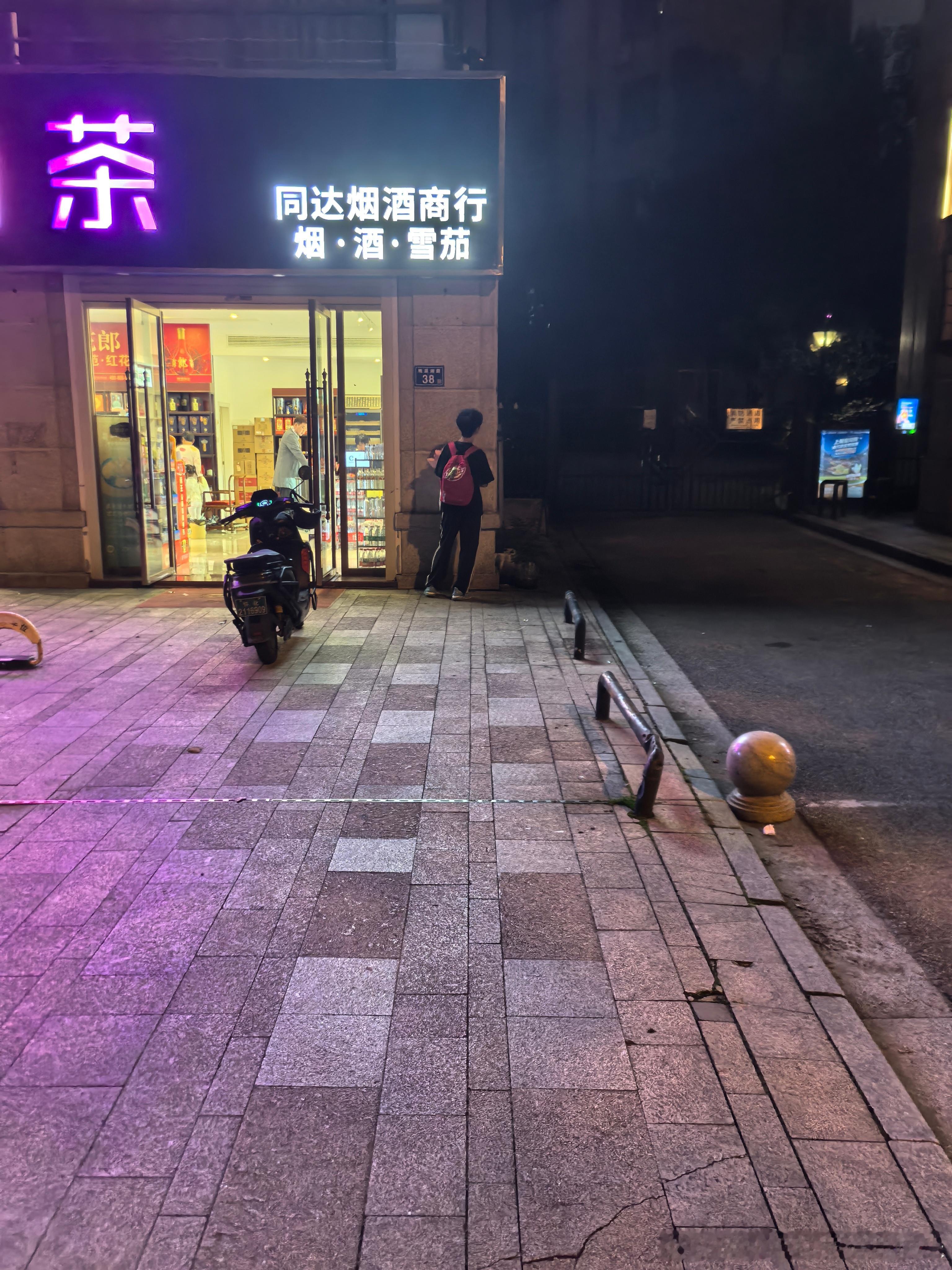 感觉周末还是需要多出去走走。
今天去览秀城换了一个手机膜，虽然说这个手机膜很臭，那个人还欺骗我，他想下班不想给我听，但是我说我打了电话他就给我贴了，览秀城很热闹啊，不光华为店很多人，其他店铺也好多人呐，但是一个人逛街有点无聊。
然后还骑车去了吴记鱼粉店吃雄鱼，鱼头粉没有一点辣味，但 ​