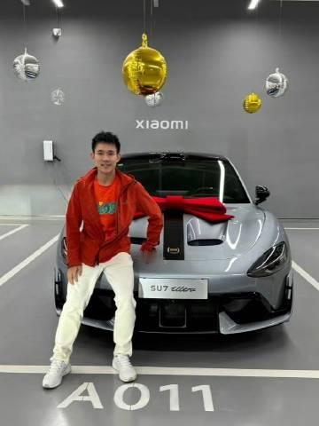新SU7 首交仪式上， 说，“很多运动员非常喜欢SU7。SU7转向很准...