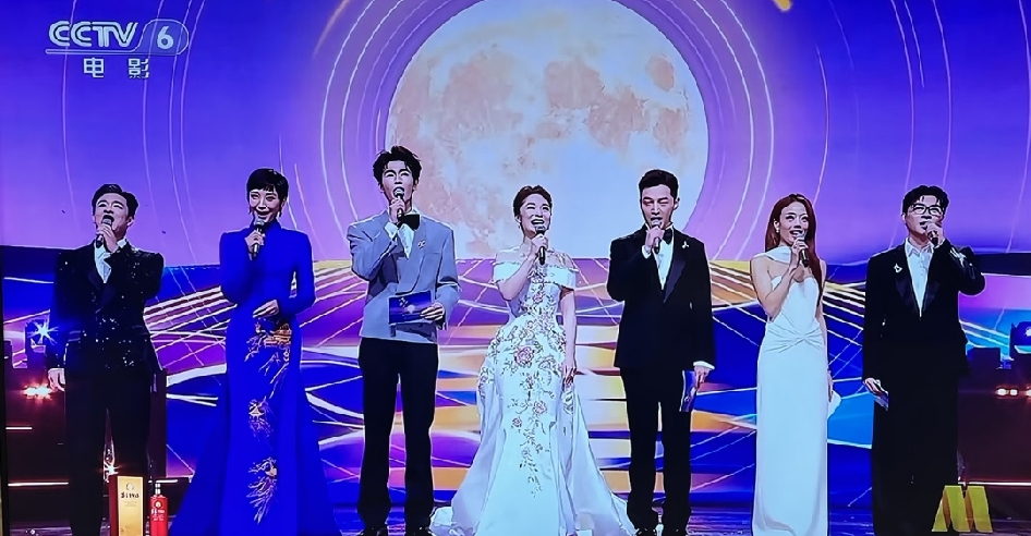 张凌赫真争气，得到了央视的肯定。
在澳门湾区升明月里，张凌赫当了主持人，都说他很努力又帅气。
不得不说，张凌赫外形客观上就是帅，即使有人黑他演技，也从来没人会说他外形不帅。
他当主持人站在那就非常养眼，他也非常努力，你们觉得呢？