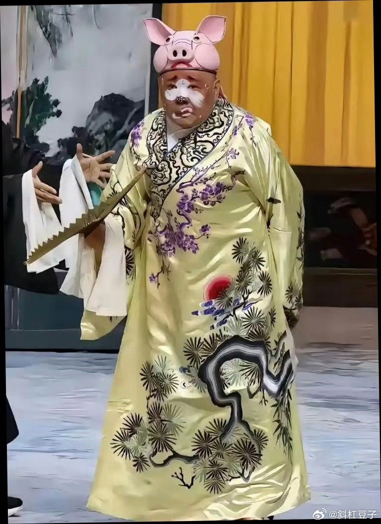#郭德纲事件处罚通报#啊这？临时加戏啊[允悲]

据报道，这场演出本身有许可，但即兴改编的唱段并未出现在报备材料中，相声、戏曲需要现挂，但现场发挥不等于随便发挥。尤其是营业性演出，报什么、演什么，本来就是基本规矩。红色抗战歌曲本是承载民族记忆，不容戏谑改编，文艺演出应当守住敬畏底线。 ​