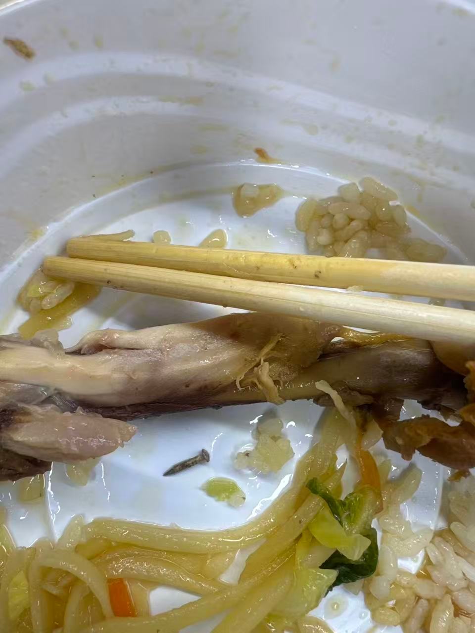 我的维修师傅叫外卖，吃出来个钉子，美团特别“大气”地说给免单，服了😁 ​