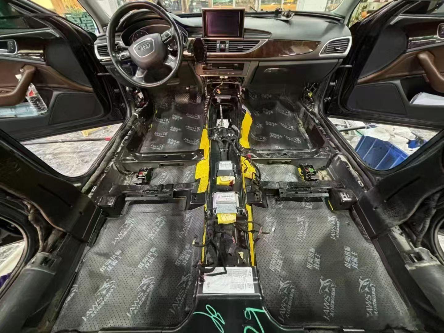 奥迪A6全车大白鲨黄金甲隔音
车型： 奥迪A6（C8/C7）
隔音方案： 大白鲨黄金甲系列 全车声学屏障系统

施工部位与材料矩阵：

施工部位 第一层（止震层） 第二层（隔音层） 第三层（吸音层）
四门 黄金甲 5mm止震板 黄金甲 5mm止震板 大白鲨吸音棉
底盘 黄金甲 5mm止震板 大白鲨隔音垫 7mm 大白鲨吸音 ​