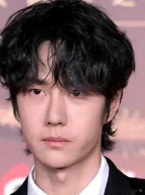 谁懂啊！张柏芝当众夸宋威龙帅、釜山红毯被韩网吹成“行走雕像”，结果网友搞的五千人内娱四帅投票，王一博倒数第二，成毅直接垫底？
这结果我看傻了，你们心中的内娱颜值天花板到底是谁？ ​