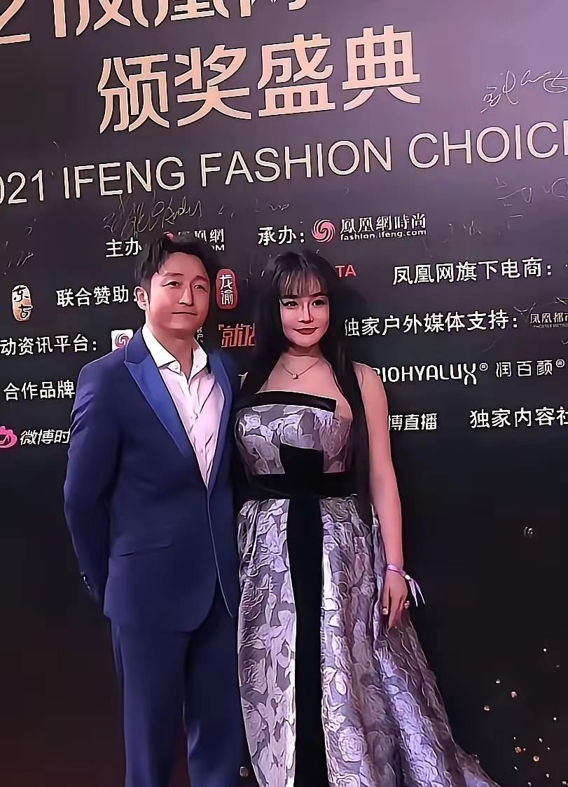 冉莹颖这身衣服，其实被骂得有点冤。她常穿紧身亮面裙出活动，被贴上艳俗标签，可早年机场那回红T恤配黑色A字裙、腰线卡得巧，腿一露出来，比例立刻顺了，比硬勒曲线舒服得多。她不是没品位，是老被“性感”两个字绑着走。翻她履历，前主持、进修过、三个娃，邹市明退役后创业亏了钱，卖房还债那阵，直播带货、管账、管孩