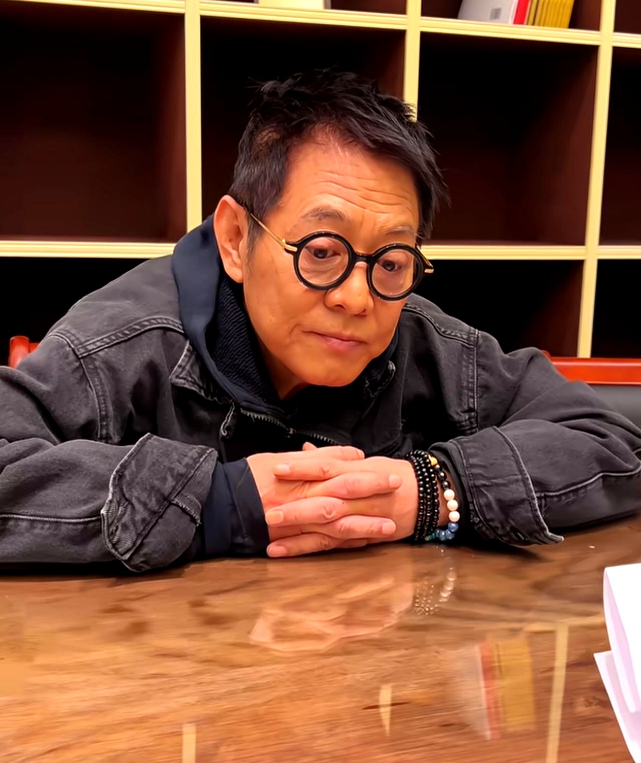 李连杰现在给人的感觉，真的一言难尽，银幕上英气勃发的功夫皇帝，如今一开口却只剩下一股子市井精明
 

没有主流节目再找他做深度专访，平日里拍短视频、做访谈，对面坐着的都是自家女儿。嘴上天天念叨看破红尘的人生哲学，听来听去全是空话，稍微多聊两句，话锋立马转到当年怎么赚钱、哪部片子赔钱
 

原本以为他