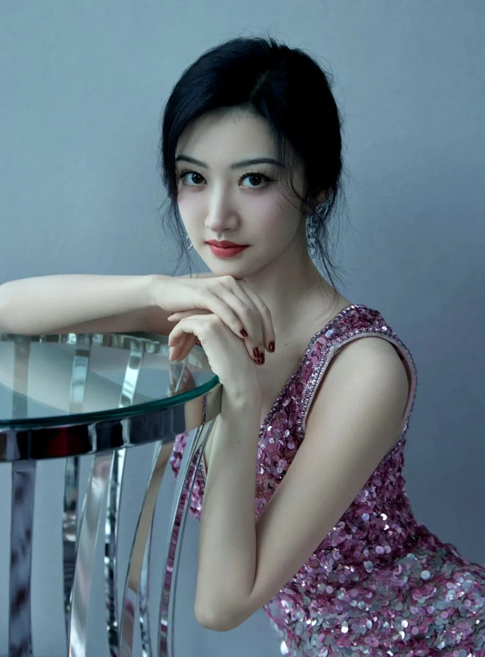 景甜这件事。
给所有被舆论围攻的人都提了个醒！
与其在网上吵来吵去，不如把手上的活干好。五十天不更新社交账号，不代表人家在消沉。

这五十天她干了什么？在青海戈壁拍戏，素颜上阵皮肤状态一般，但眼神特别定。然后是《瑞丽服饰美容》31周年刊封面，红墙古寺，油纸伞半遮面。那是风波后第一次公开亮相商业杂志，