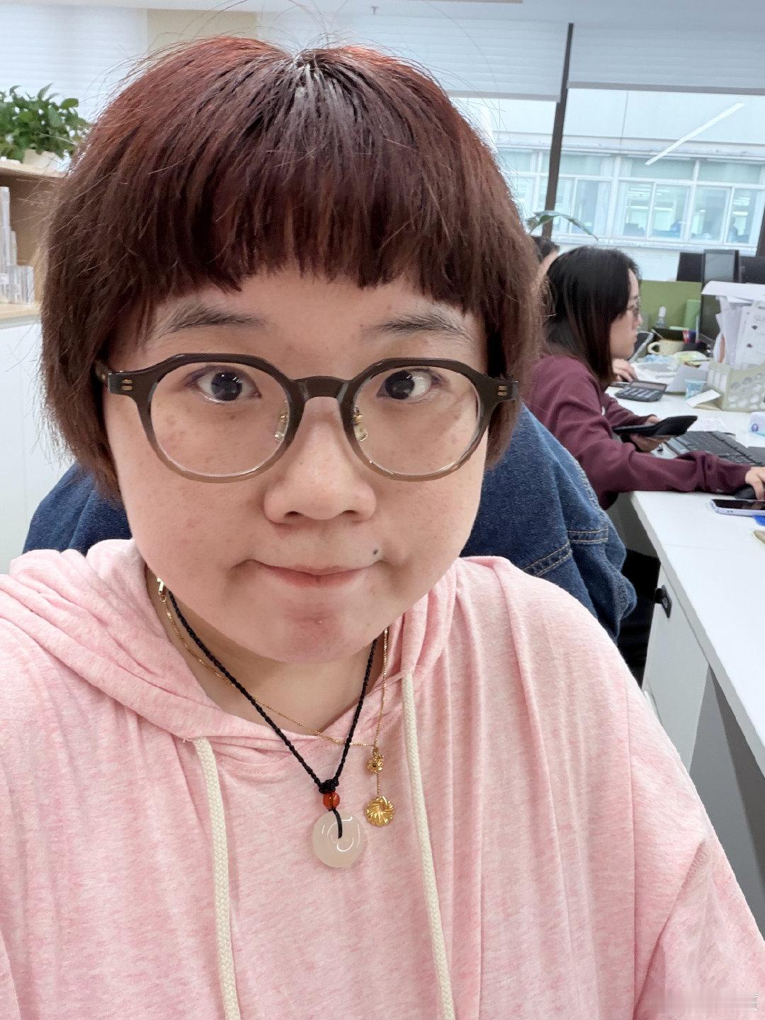 要不要帮我旁边的，马化腾，配副眼镜🤓呢，大伯！！！！溥仪眼镜老板！！！他说他眼镜摘掉了，舒服😌！！！ ​