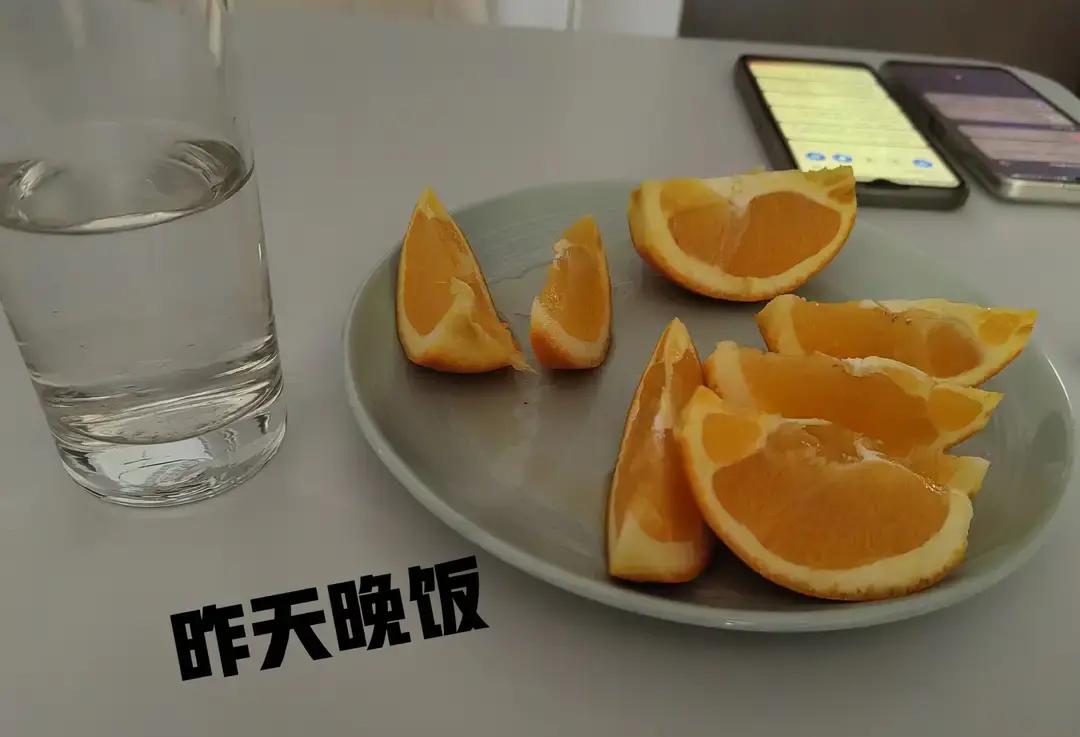 两米宽的双人床，中间却像隔着银河。上海寒夜里，这对夫妻连空调都懒得开...