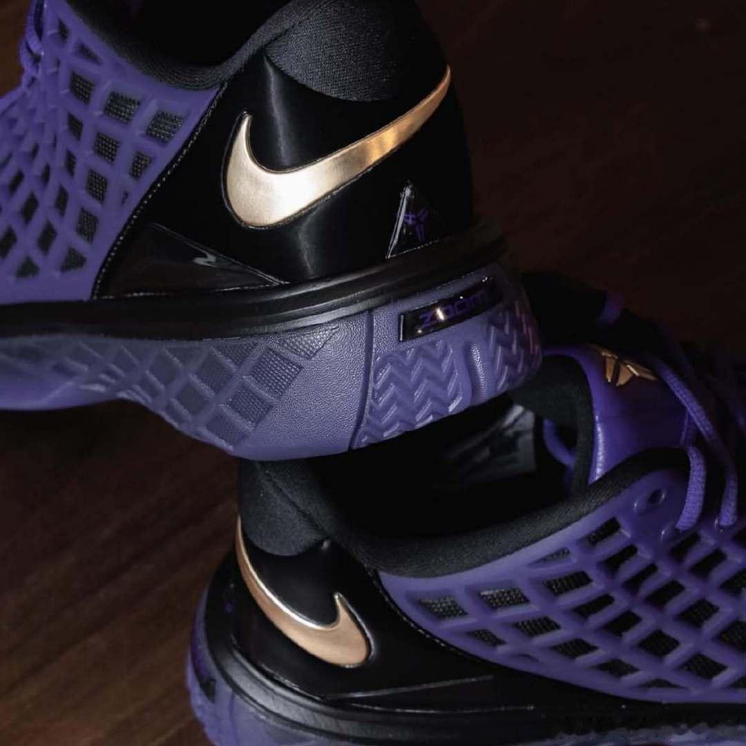 Kobe 3 Low Protro x FC Barcelona

再次联动巴萨推出新联名，鞋舌以经典标志点缀 

预计将于9月4日发售 ！

 - © IG #潮流inbox#  #鞋控的日常# ​