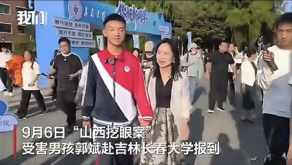 13年了，他终于有了一个不用加前缀的名字。

今天，郭斌去长春大学报到了。身份是2026级新生，计算机科学与技术＋中医，双学位。

先说三件很多人不知道的事。

第一，他走的不是“照顾”。全国残疾人单考单招，单独命题、单独录取，721分是同专业全国第一。这个分数不是被让出来的，是考出来的。

第二，