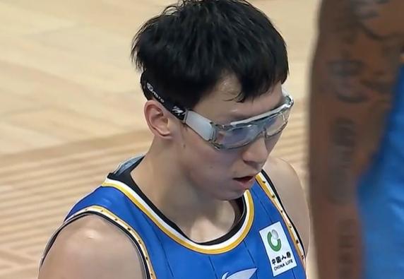 有篮球自媒体人士透露，北京男篮年轻球员曾凡博为冲击季后赛带伤出战，伤病...